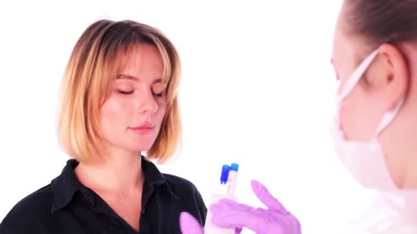 Fiatal női orvos, aki hivatalos kenet tesztet végez Covid-19 Coronavirus laboratóriumi, izolált - Felvétel, videó