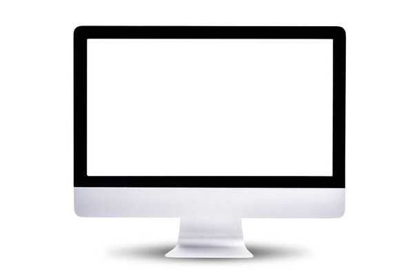 Desktop computer display met blanco wit scherm geïsoleerd op witte achtergrond. - Foto, afbeelding
