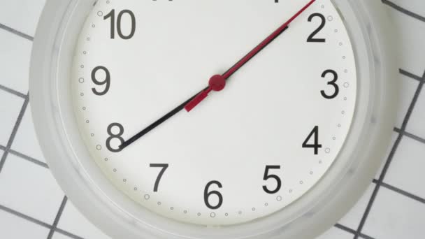 Primer plano mínimo reloj de pared, lapso de tiempo se mueve rápido, concepto de tiempo
. - Metraje, vídeo