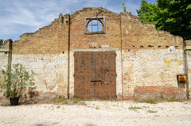 Πρόσοψη ενός εγκαταλελειμμένου κτιρίου στο ιστορικό Forte Marghera στη Βενετία της Ιταλίας. - Φωτογραφία, εικόνα