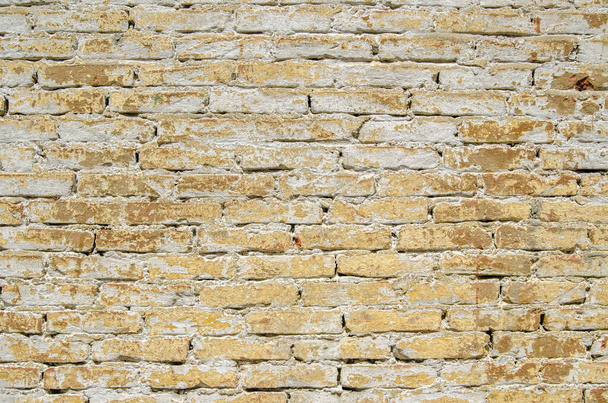 Parede de tijolo amarelo desgastada com cal desgastando. Parede histórica em Forte Marghera, Mestre, Veneto
.   - Foto, Imagem