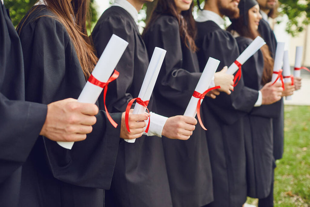 Graduates with diplomas. The concept of teaching at the university. - Foto, Bild