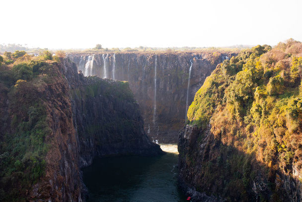 Фабрегас падает, видно из замбии
 - Фото, изображение