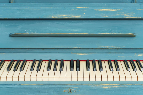 Les clés d'un vieux piano. Détails de la conception du piano recoloré bleu et or. Stucco au piano
 - Photo, image