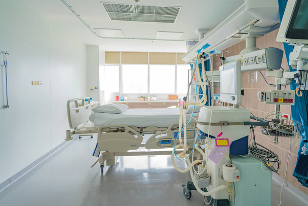 Cama de paciente ajustable vacía en la habitación del hospital para tratamiento médico y rehabilitación
. - Foto, imagen