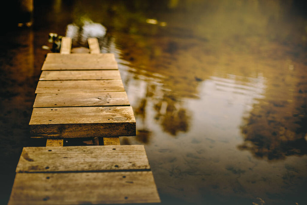 fotos al aire libre os puente de madera sobre fondo natural
 - Foto, imagen
