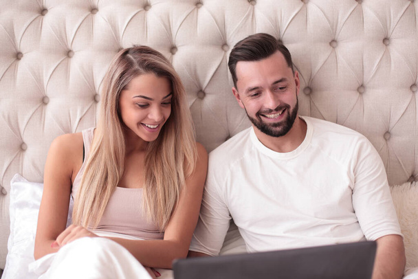 young couple browsing their favorite vidio on their laptop - Φωτογραφία, εικόνα
