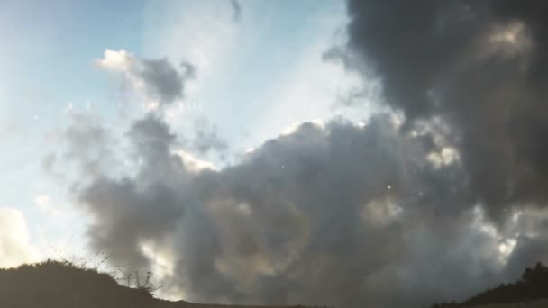 山嵐雲の背景で単独で自転車 - 映像、動画