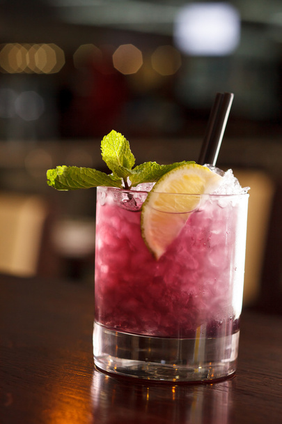 Cocktail with blackberries and straw - Foto, afbeelding