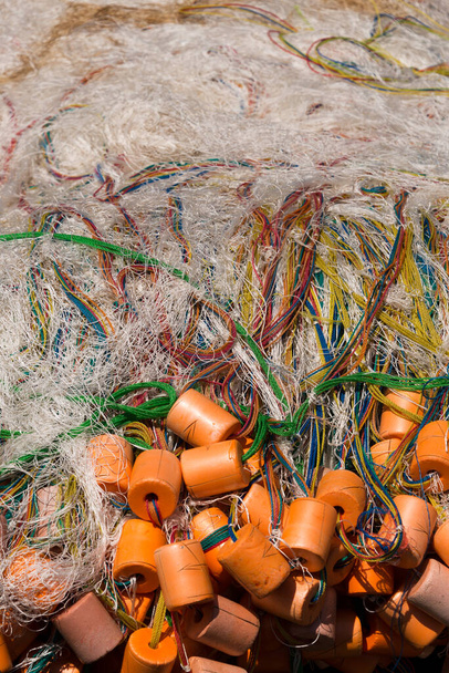 ganchos, linhas e flutuadores para a pesca sustentável do poleiro do nilo no lago victoria, tanzânia
 - Foto, Imagem