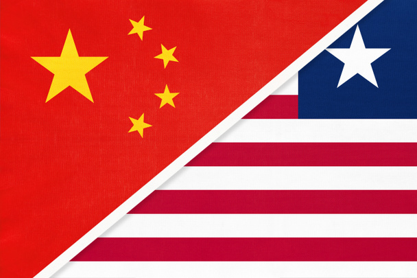 Китайська Народна Республіка або КНР проти Ліберії національний прапор з текстилю. Відносини, партнерство та економічна ситуація між двома азійськими та африканськими країнами. - Фото, зображення