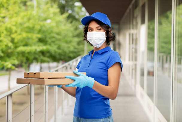 delivery woman in face mask with pizza boxes - Foto, imagen