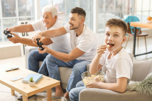 Mann mit Vater und Sohn bei Videospielen zu Hause - Foto, Bild