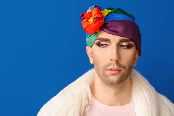 Retrato de jovem mulher transexual em fundo de cor
 - Foto, Imagem