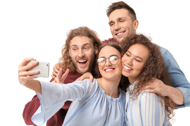 Amigos tomando selfie no fundo branco
 - Foto, Imagem