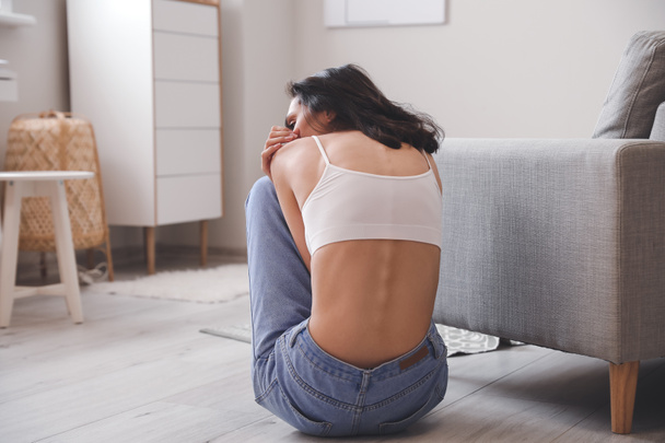 Fiatal nő szenved anorexia otthon - Fotó, kép