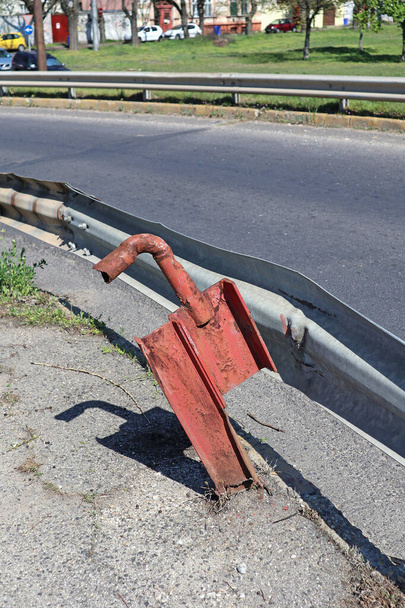 Carril de guardia dañado junto a la carretera
 - Foto, imagen