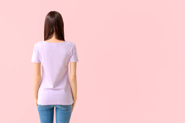 Женщина в стильной футболке на цветном фоне
 - Фото, изображение