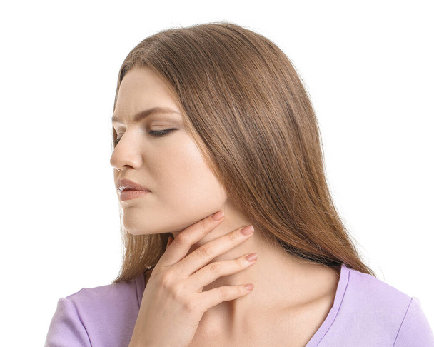 Beyaz arka planda tiroit bezi sorunu olan genç bir kadın. - Fotoğraf, Görsel