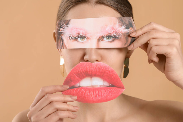 Jeune femme avec des lèvres en papier et les yeux sur fond de couleur. Concept de chirurgie plastique
 - Photo, image