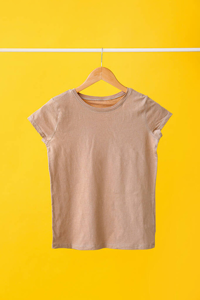 Stylish t-shirt on color background - Foto, afbeelding