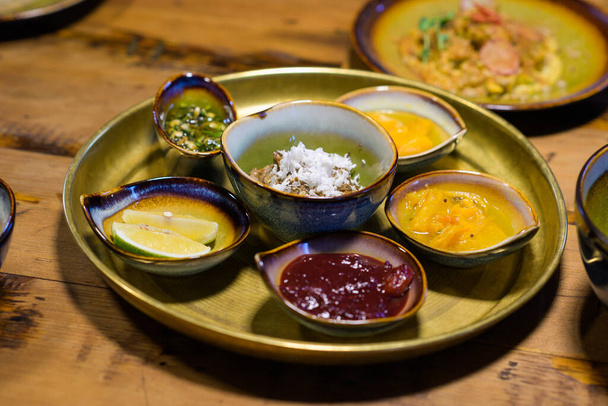 Pollo indio al curry con arroz con limón y salsas
 - Foto, imagen