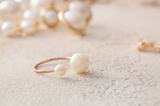 Beautiful jewelry with pearls on light background - Fotografie, Obrázek
