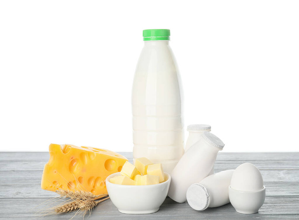 Diferentes productos lácteos sobre la mesa sobre fondo blanco
 - Foto, imagen