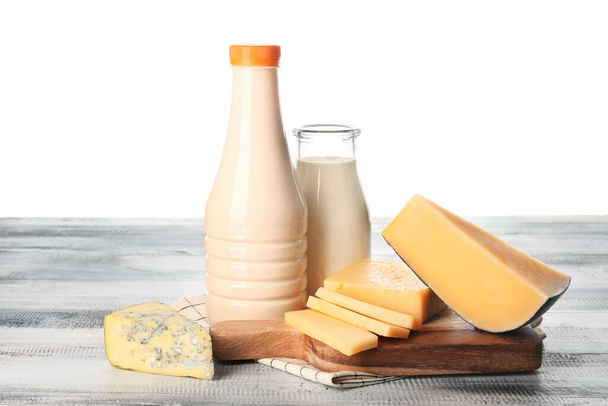 Diferentes productos lácteos sobre la mesa sobre fondo blanco
 - Foto, Imagen