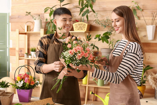 Çiçekçiler dükkanda birlikte çalışıyorlar. - Fotoğraf, Görsel