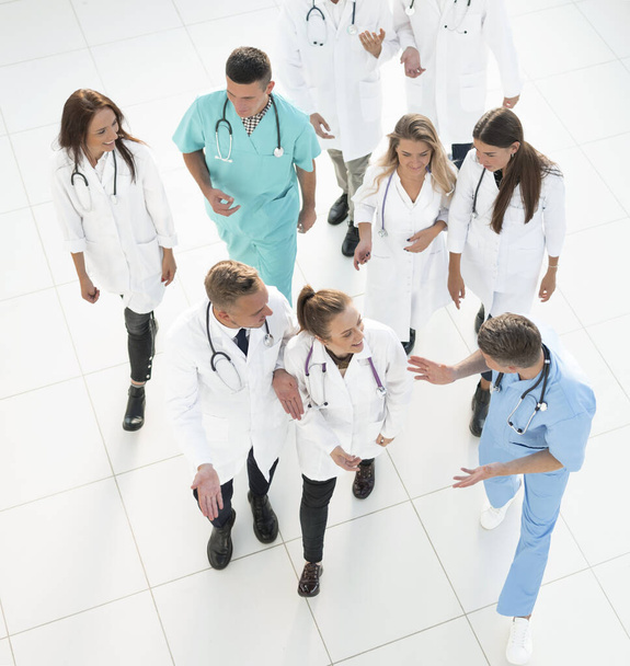 Ansicht von oben. Gruppe von Ärzten diskutiert Arbeitsfragen. - Foto, Bild
