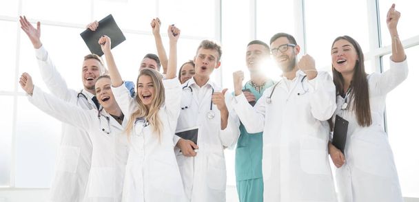 ομάδα διαφόρων ιατρικών υπαλλήλων που αποδεικνύουν την επιτυχία τους - Φωτογραφία, εικόνα