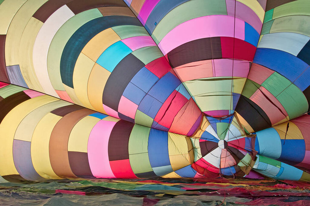 εσωτερικό αερόστατου θερμού αέρα στην αρχή φουσκώματος - Φωτογραφία, εικόνα