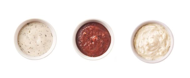 Set de diferentes salsas aisladas sobre fondo blanco, vista superior
 - Foto, imagen