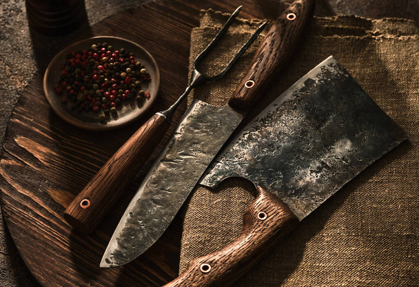 Conjunto de açougueiro elegante: cutelo, faca e garfo. Vista superior
. - Foto, Imagem