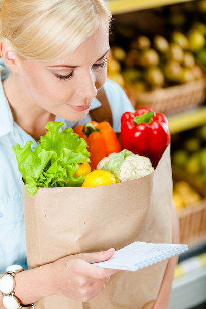 Девушка держит пакет со свежими овощами
 - Фото, изображение