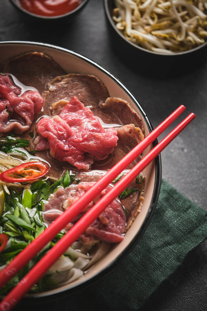Sopa tradicional vietnamita pho bo. concepto de comida asiática
. - Foto, Imagen