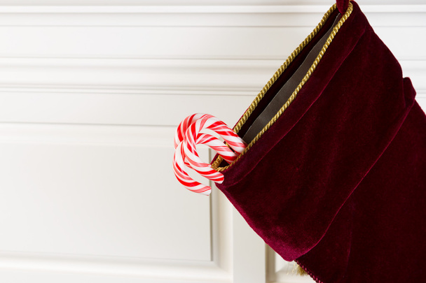 リアル キャンディの杖と暖炉 ma に掛かっているクリスマスのストッキング - 写真・画像
