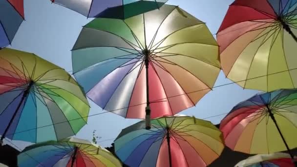 Barevný deštník visí na ulici v Penang George Town. - Záběry, video