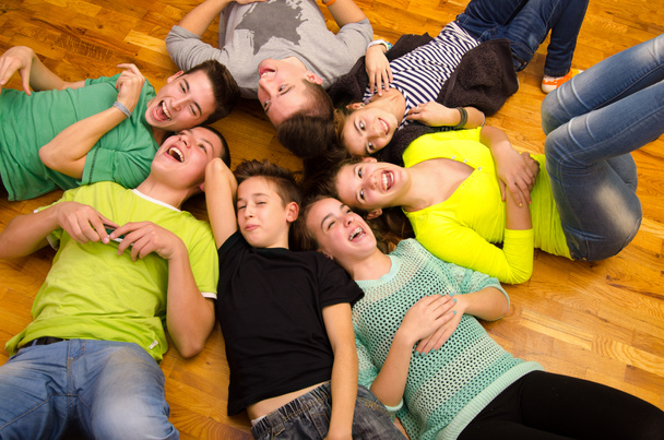 Jungen und Mädchen im Teenageralter lachen - Foto, Bild