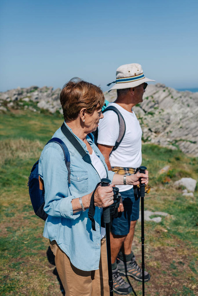 Coppia anziana pratica trekking all'aria aperta - Foto, immagini