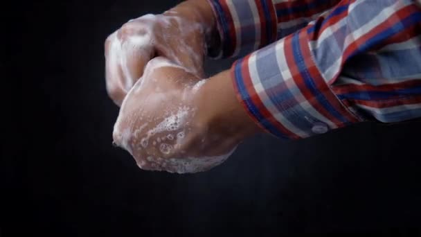 χέρια με σαπούνι ζεστό νερό χρησιμοποιώντας τζελ απολυμαντικό χεριών - Πλάνα, βίντεο