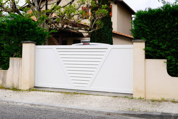 белый пригородный металл современные ворота белый забор на дому пригород улицы подъездной дом сад
 - Фото, изображение