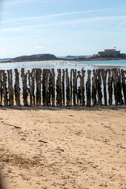 Большой волнорез и пляж в Сен-Мало, призванные защитить город от приливов, Иль-э-Вилен, Британия, Франция - Фото, изображение