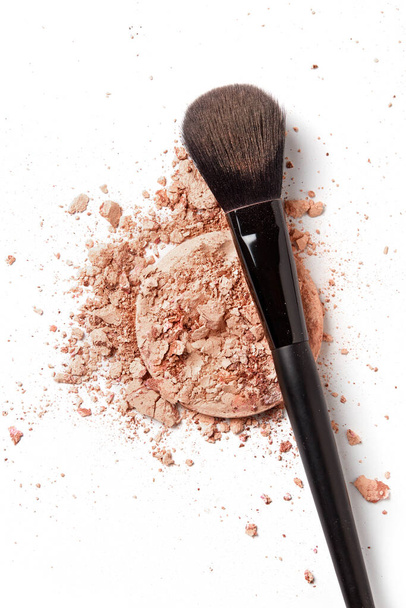 Crushed face powder and brush on white background - Φωτογραφία, εικόνα