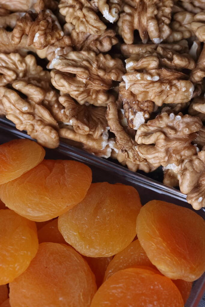 dried apricot and walnut - Fotografie, Obrázek