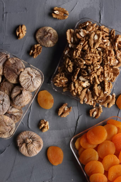 Sušená meruňka, fík a vlašský ořech - Fotografie, Obrázek