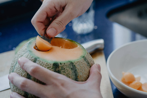 A usar um ponche de fruta num melão. Comida caseira
 - Foto, Imagem