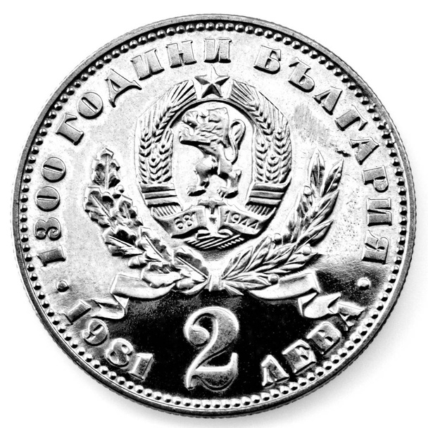 Jubiläumsmünze der Republik Bulgarien isoliert auf weißem Hintergrund in schwarz-weiß - Foto, Bild