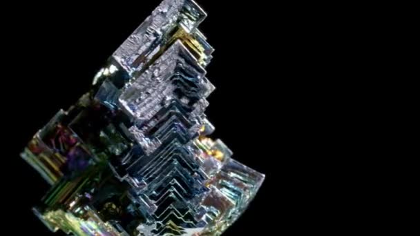 İnanılmaz renkli gökkuşağı Bismuth Gemstone makrosu siyah arkaplanda izole edilmiş.. - Video, Çekim